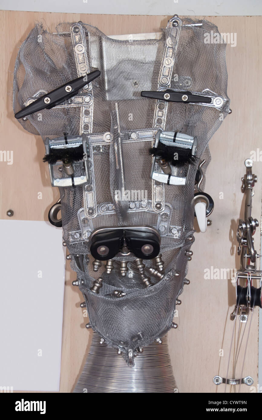 neugierig Skulpturen mit recycelter hardware Stockfoto