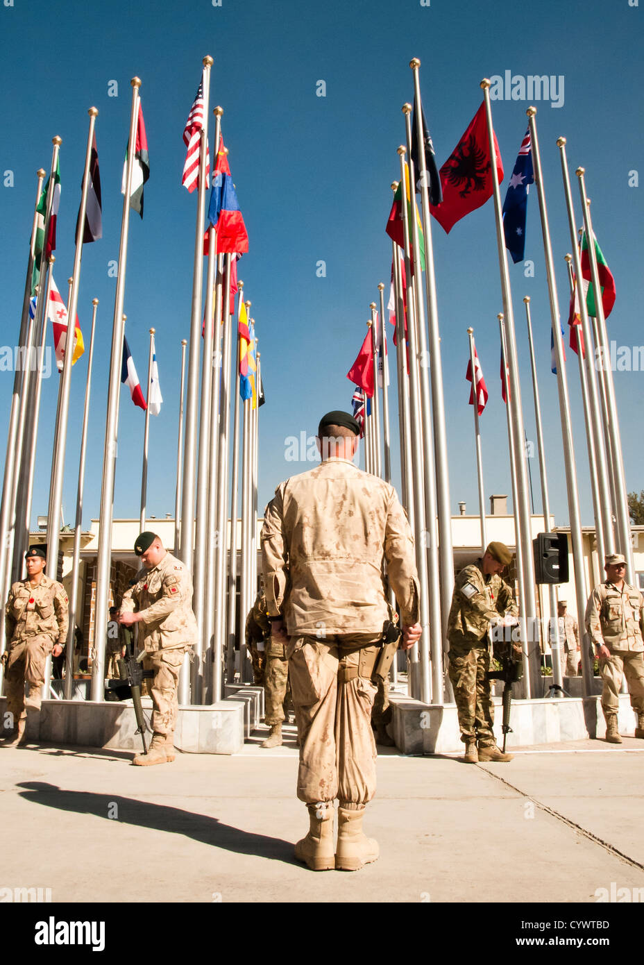 US-Militärangehörige und Koalitionstruppen zugewiesen NATO Training Mission Afghanistan beobachtet Gedenktag während einer Zeremonie im Camp Eggers am 11. November 2012. (Foto: U.S. Navy MC2 Kleynia McKnight) Stockfoto