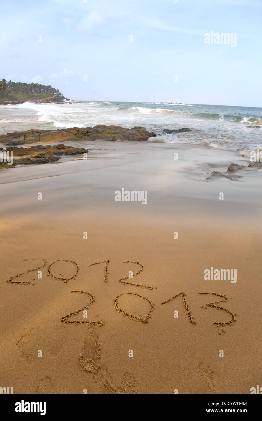 2012 und 2013 im Sand am Strand mit Wellen des Meeres beginnt, löschen Sie das Wort geschrieben Stockfoto