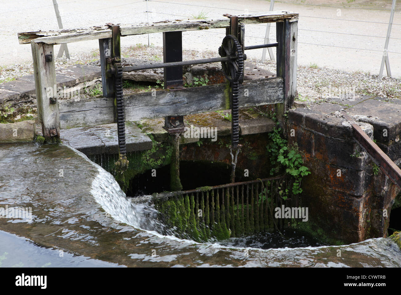 Alte Schleuse am Wasserweg in Cromford Mill, Derbyshire. Stockfoto