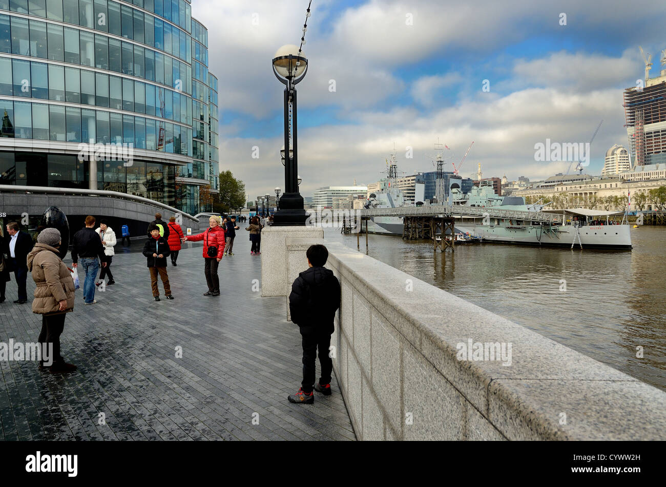 Fluss Themse City of London und Touristen Stockfoto