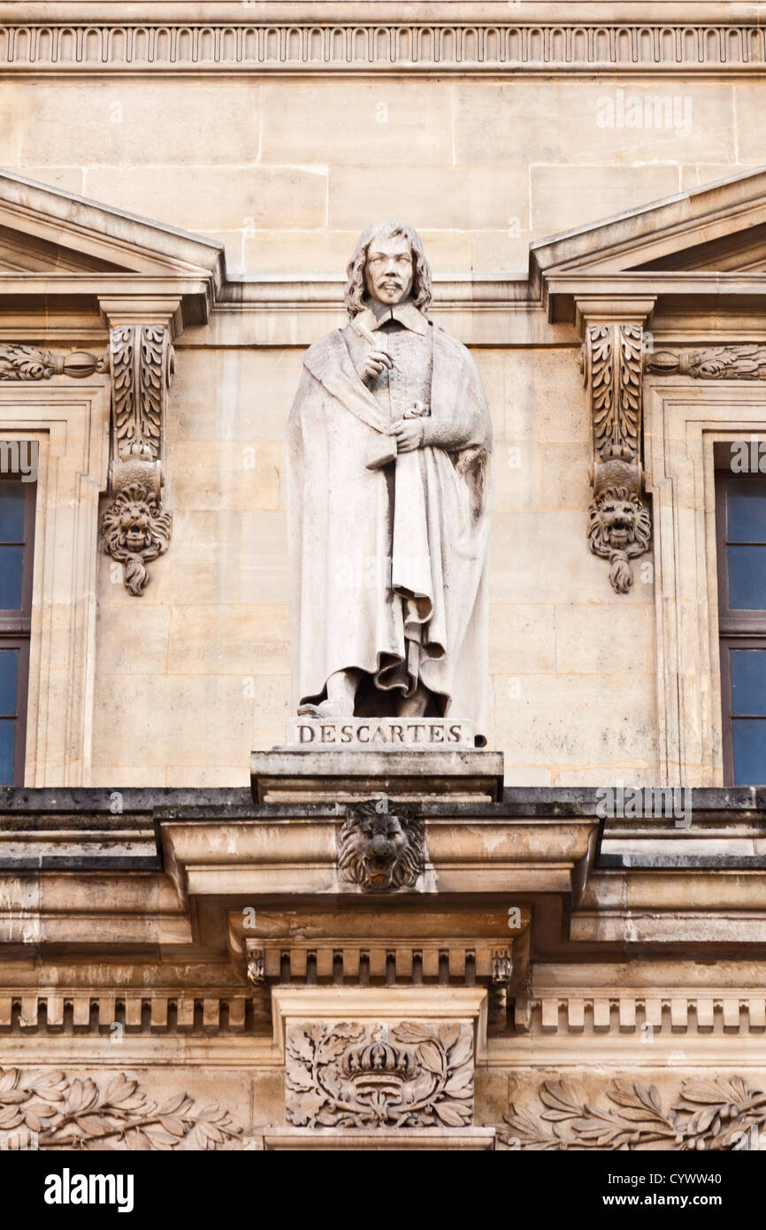 Statue von René Descartes(1596-1650), französischer Philosoph, der Cour Napoleon, Louvre-Museum, Paris, France Stockfoto
