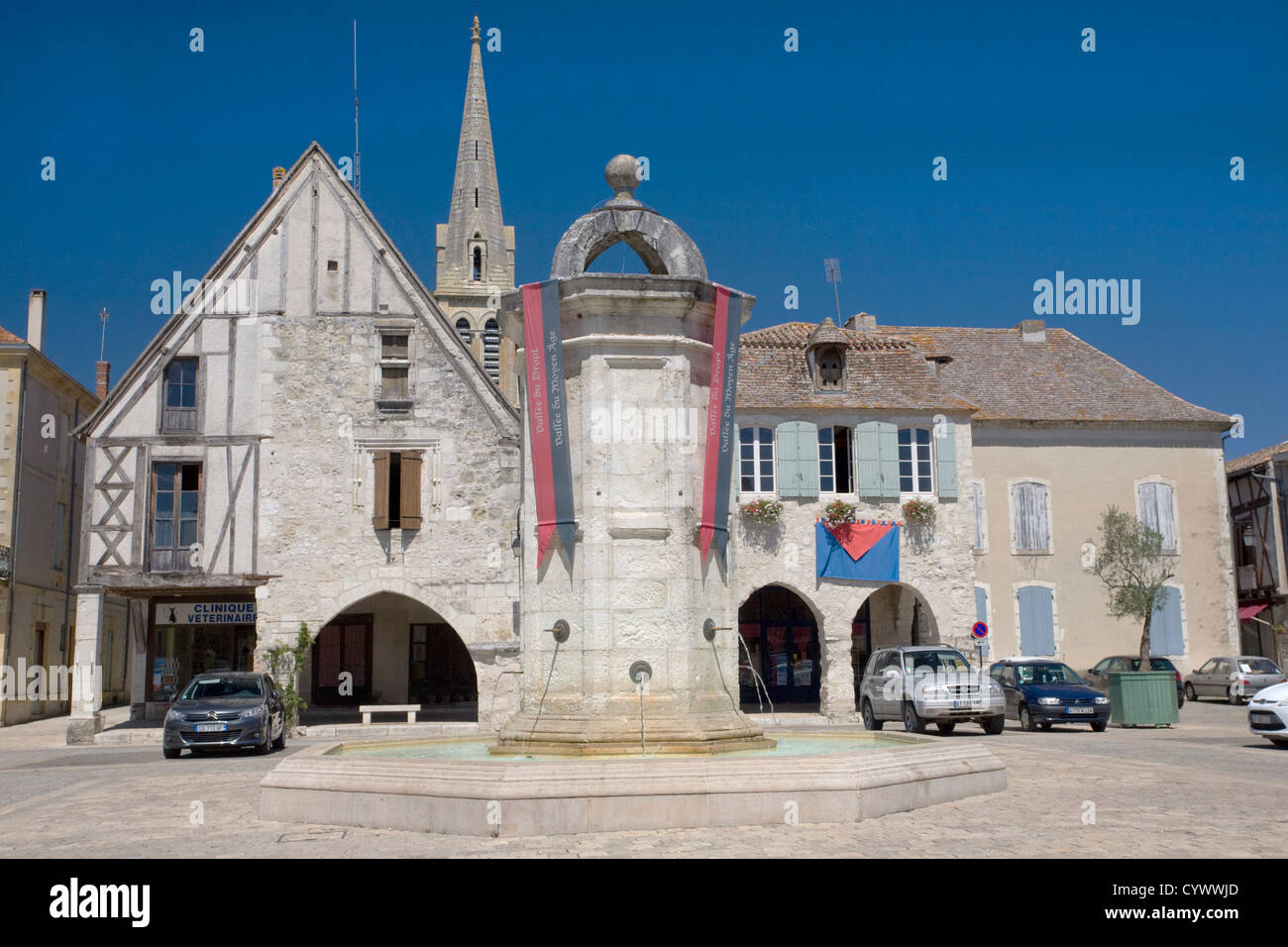 Der Place Gambetta in der Bastide Stadt Eymet, Dordogne, Frankreich Stockfoto