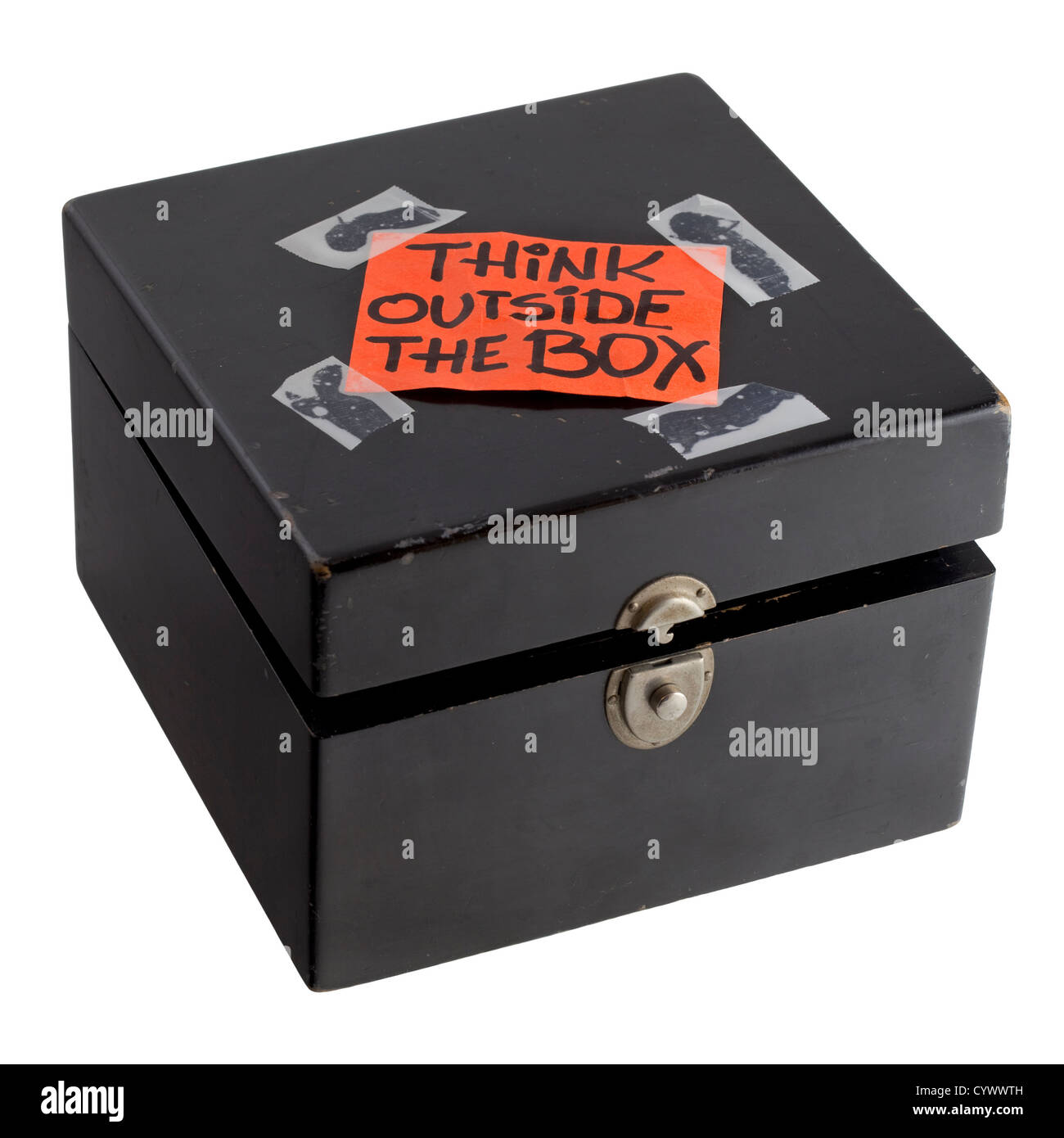 Denken Sie über den Tellerrand - orange Label (Notiz) beiläufig auf alten schwarz lackierten Holzbox mit Klebeband Stockfoto