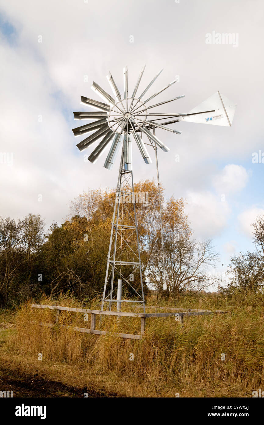 Eine moderne Windpumpe Wind Pumpe, das Venn, Cambridgeshire, Großbritannien Stockfoto