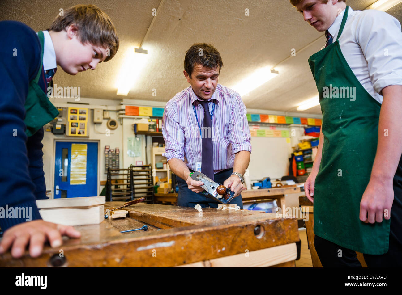 Männliche Lehrer läuft eine Holzarbeit-Design-Technik-Klasse an einem umfassenden Gymnasium Wales UK Stockfoto