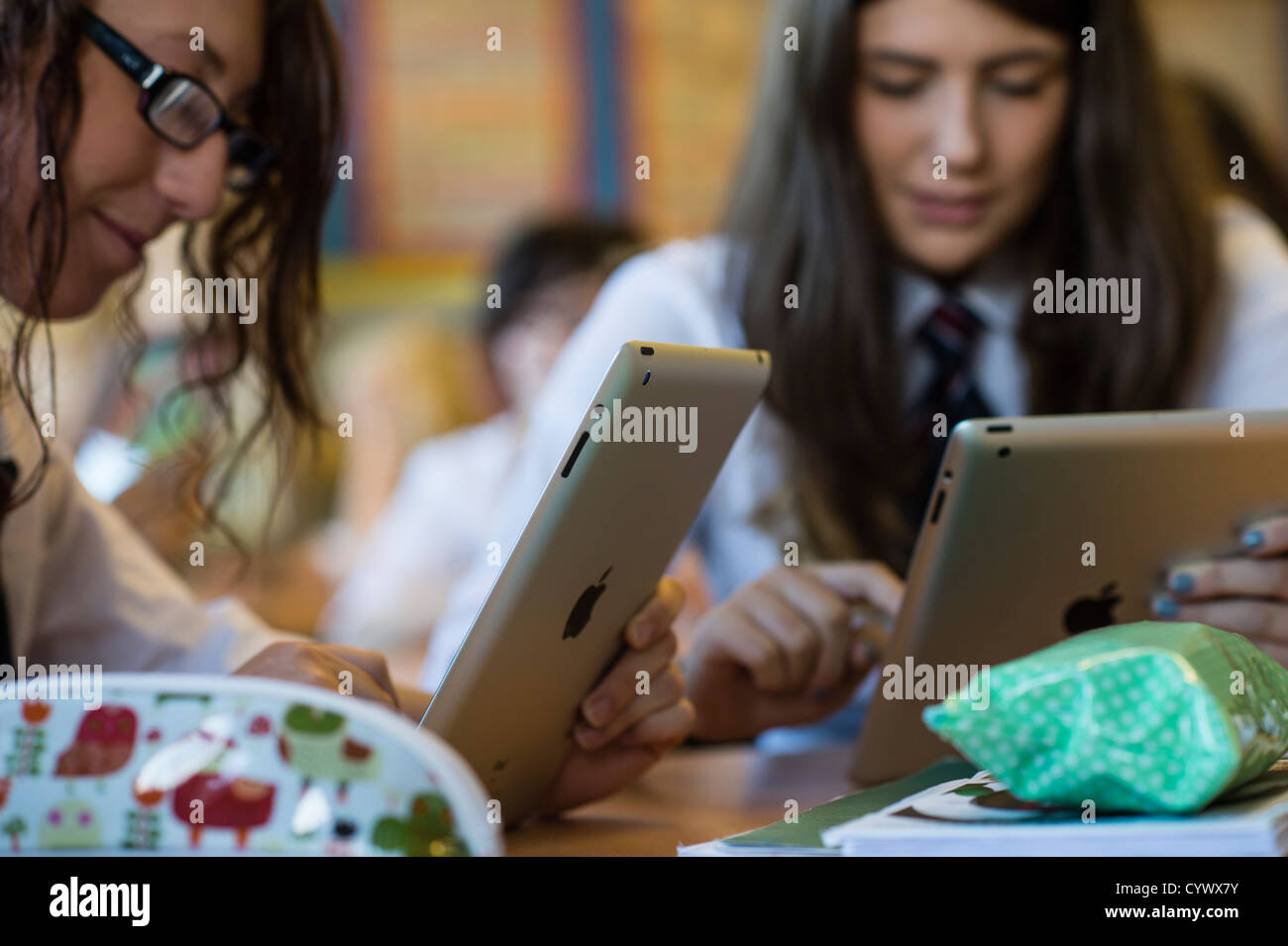 Schulmädchen mit iPad während einer Unterrichtsstunde an einem umfassenden Gymnasium Wales UK Stockfoto