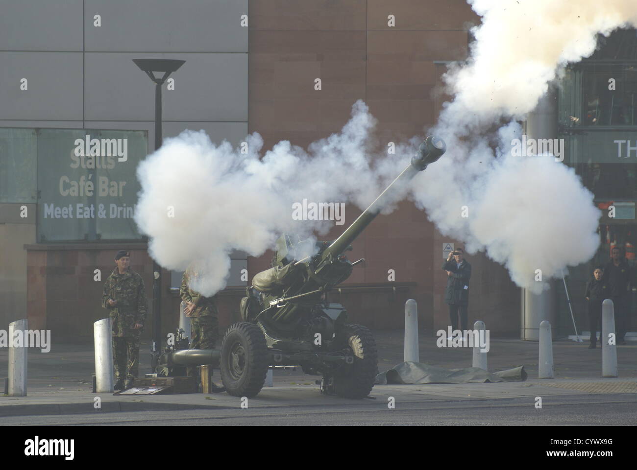 Manchester, UK, 11. November 2012. Die britische Armee feuerte eine Kanone, das Ende der 2 Minuten Stille während der Gedenkgottesdienst in Manchester Kenotaph in St Peter es Square zu signalisieren. Stockfoto
