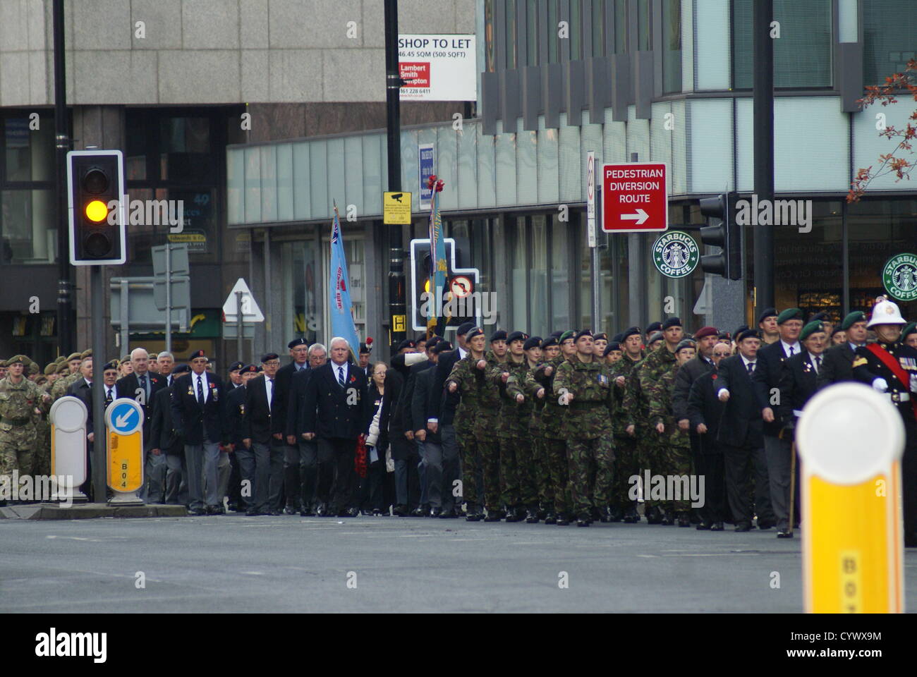 Manchester, UK, 11. November 2012. Kriegsveteranen und Mitglied der Streitkräfte auf der Parade an der Gedenkgottesdienst im Zentrum von Manchester. Stockfoto