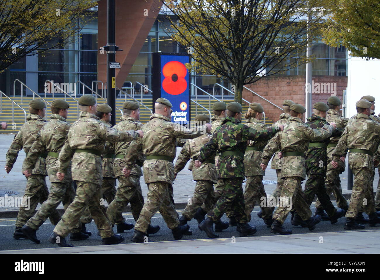 Manchester, UK, 11. November 2012. Soldaten marschierten zum Ehrenmal in St Peter's Square, an der Gedenkgottesdienst teilzunehmen Stockfoto