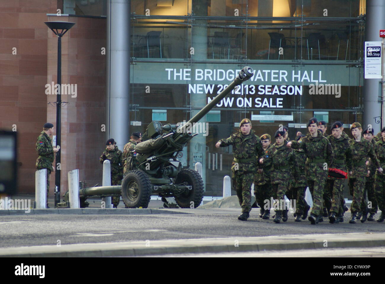 Manchester, UK, 11. November 2012. Armee-jüngstere Söhne marschierten zum Ehrenmal in St Peter's Square, an der Gedenkgottesdienst teilzunehmen Stockfoto