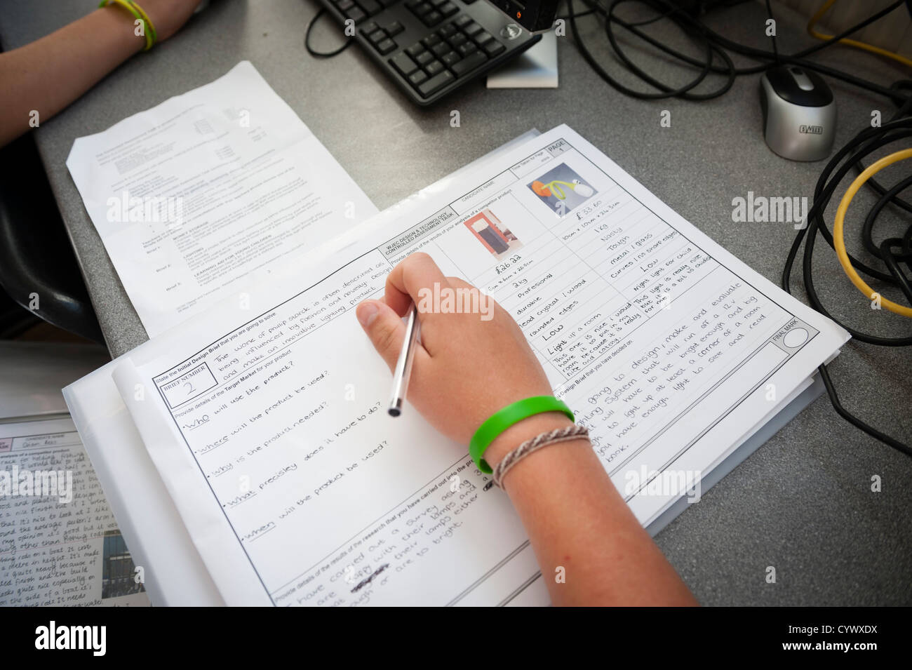 Schülerinnen und Schüler schreiben in ihrem Design Technologie Arbeitsmappen an einem umfassenden Gymnasium Wales UK Stockfoto