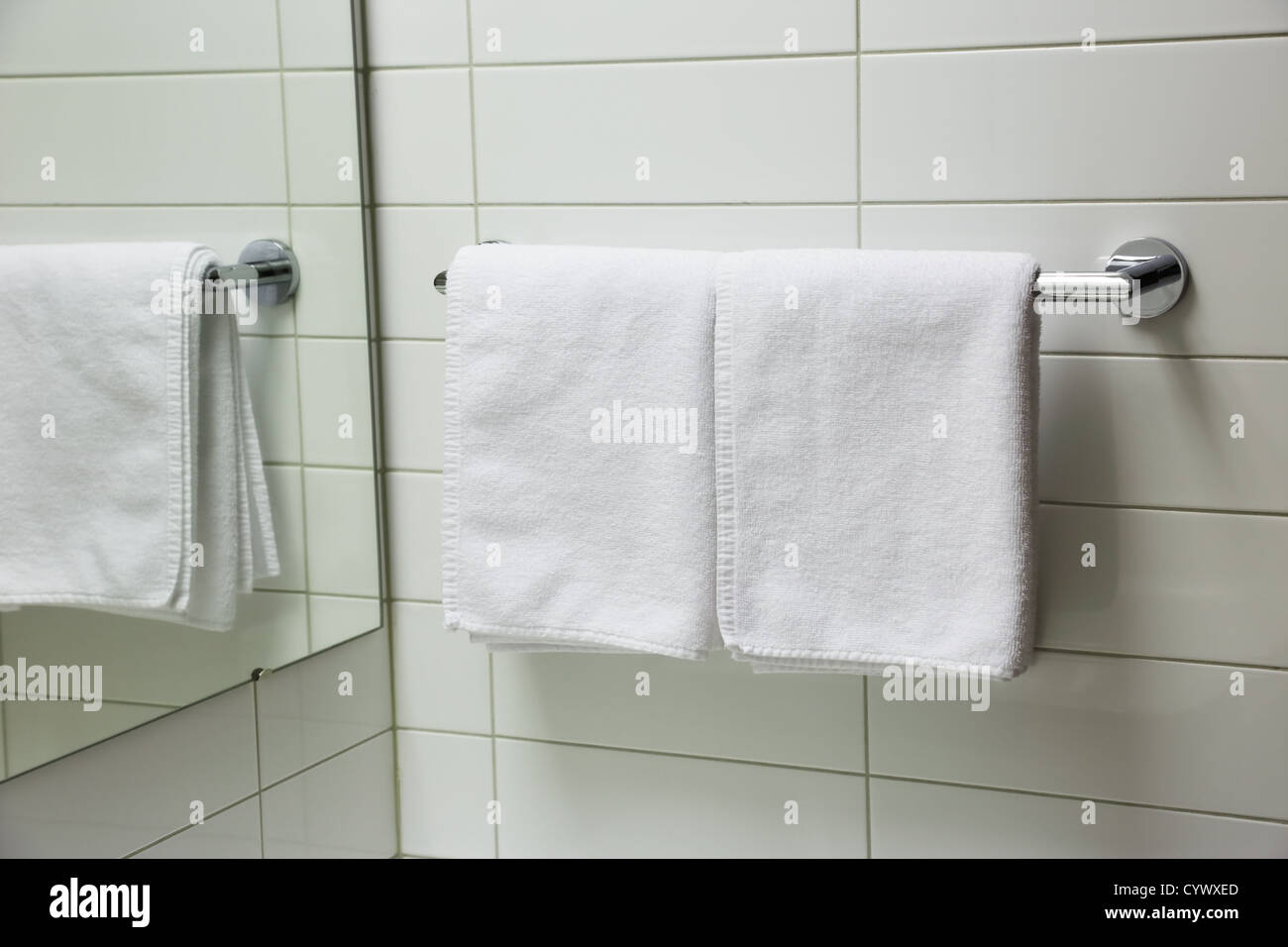 Handtuch und es im Spiegel Stockfoto