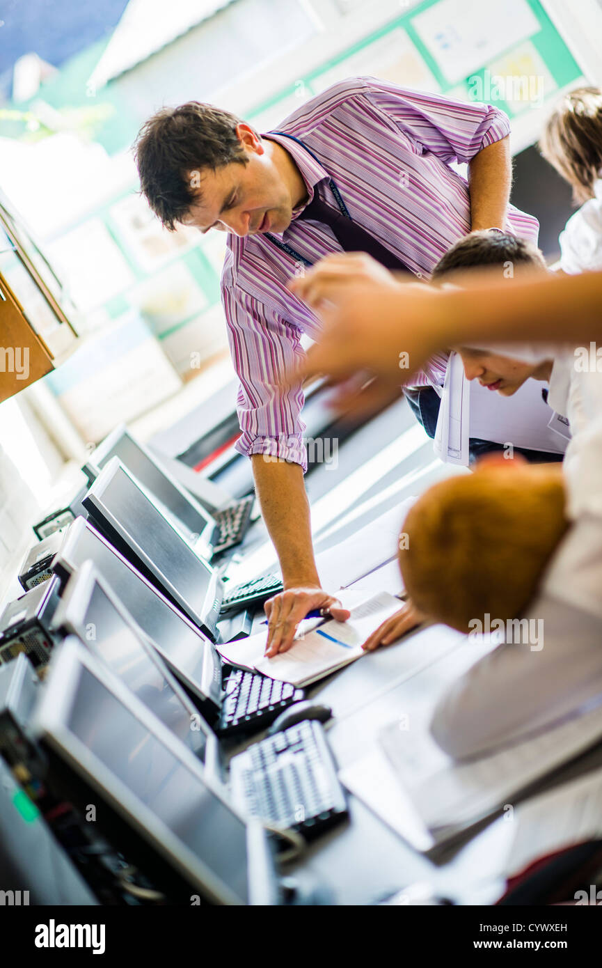 Ein Mann Lehre Design Informationstechnologie in einem Klassenzimmer der Klasse an einem umfassenden Gymnasium Wales UK Stockfoto