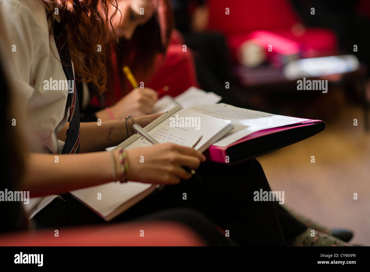 Female Mädchen 6. Formular A-Level oder GCSE-Schüler schreiben in ihren Arbeitsmappen an einem umfassenden Gymnasium Wales UK Stockfoto