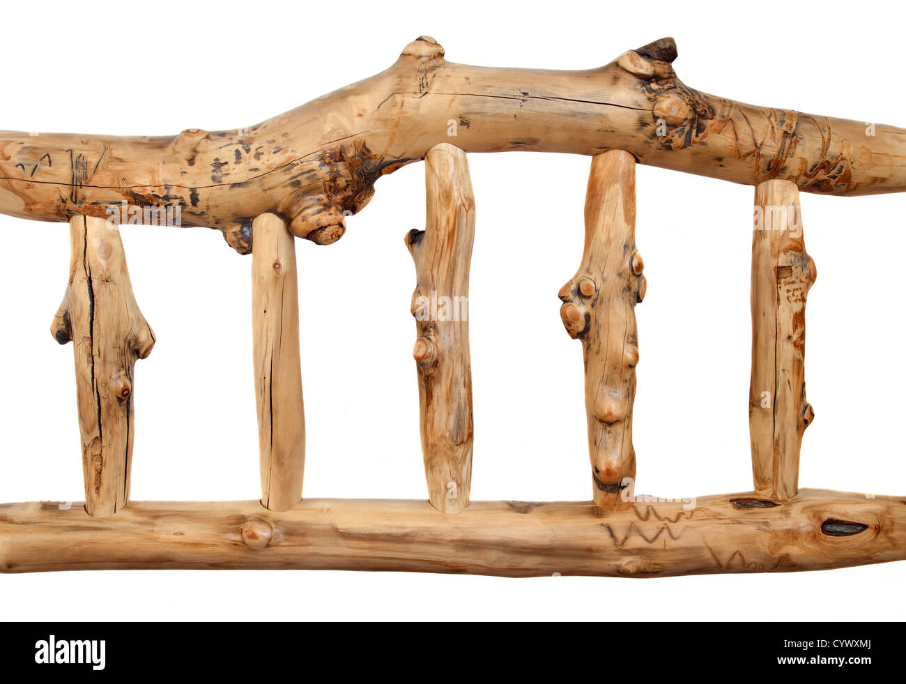 rustikale Hand geschält Log Kiefer Schiene mit Ästen und Borkenkäfer Marks - ein Detail der Bettkopfteil Stockfoto