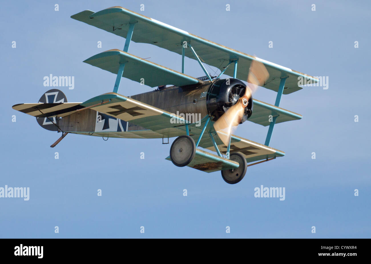 WW1 Fighter der deutschen Fokker DR.1 auf einer Fliege Vergangenheit. Stockfoto