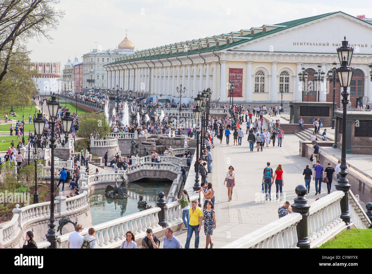 Menschen vor der Arena am Manege-Platz, Moskau, Russland Stockfoto