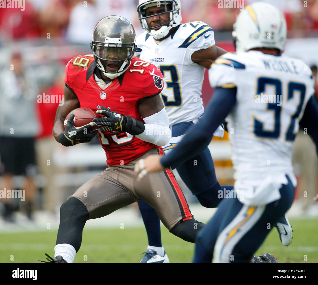 11. November 2012 - Tampa, Florida, USA - TP 359847 FITT Bucs 14.Tampa Bay Buccaneers Wide Receiver Mike Williams (19) schleppt in einen 54 Yard Pass von Quarterback Josh Freeman (5) im zweiten Quartal vor Cornerback Quentin Jammer (23) und freie Sicherheit Eric Weddle (32)... Zusammenfassung: San Diego Chargers gegen die Tampa Bay Buccaneers im Raymond James Stadium auf Sunday.BRENDAN FITTERER | Zeiten (Kredit-Bild: © Brendan Fitterer/Tampa Bay Times/ZUMAPRESS.com) Stockfoto