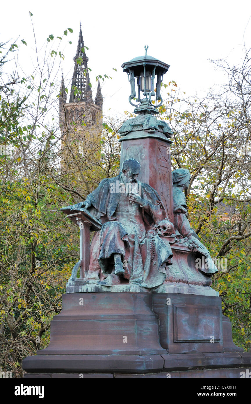 Der Turm der Glasgow University liegt hinter dieser Skulptur mit dem Titel 'Philosophy and Inspiration' auf der Kelvin Way Bridge, Kelvingrove, Glasgow, Schottland, Großbritannien Stockfoto
