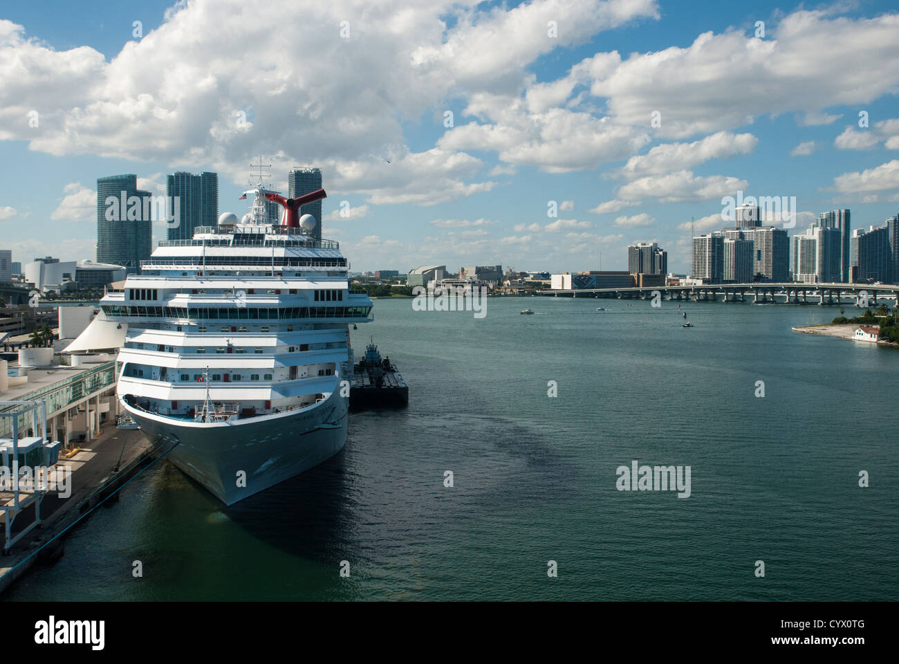 Ein Kreuzfahrtschiff vor Anker im Hafen von Miami Stockfoto