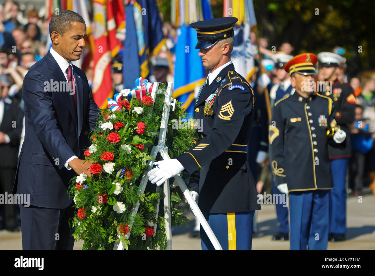 US-Präsident Barack Obama legt einen Kranz zu Ehren der Veteranen-Tag am Grab des unbekannten Soldaten 1. November 2012 Nationalfriedhof Arlington, VA. Stockfoto