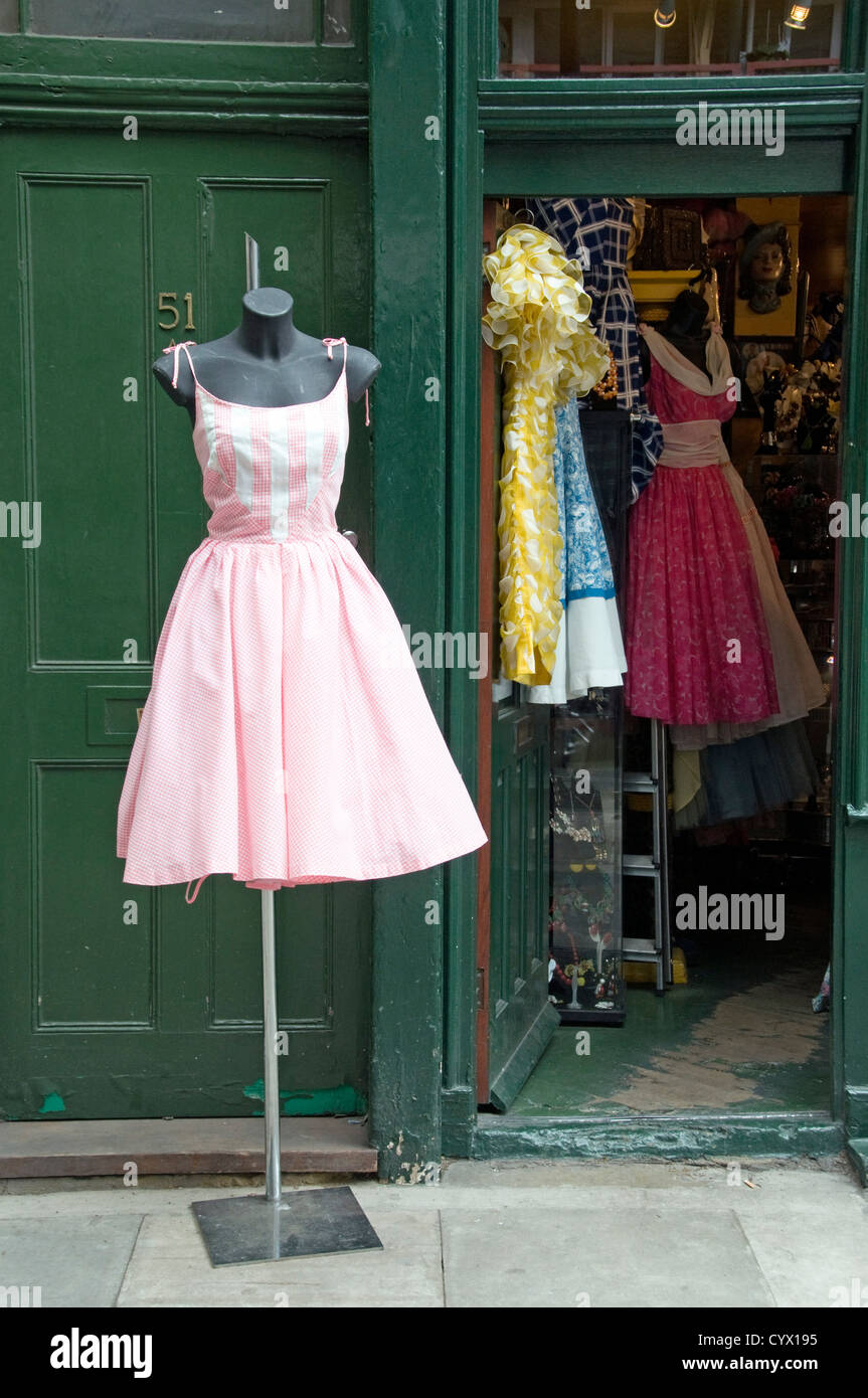 Vintage 50er Jahre rosa-weiß karierte Sommerkleid auf stehen außen Bekleidungsgeschäft mit mehr Kleider zeigen in Covent Garden Stockfoto