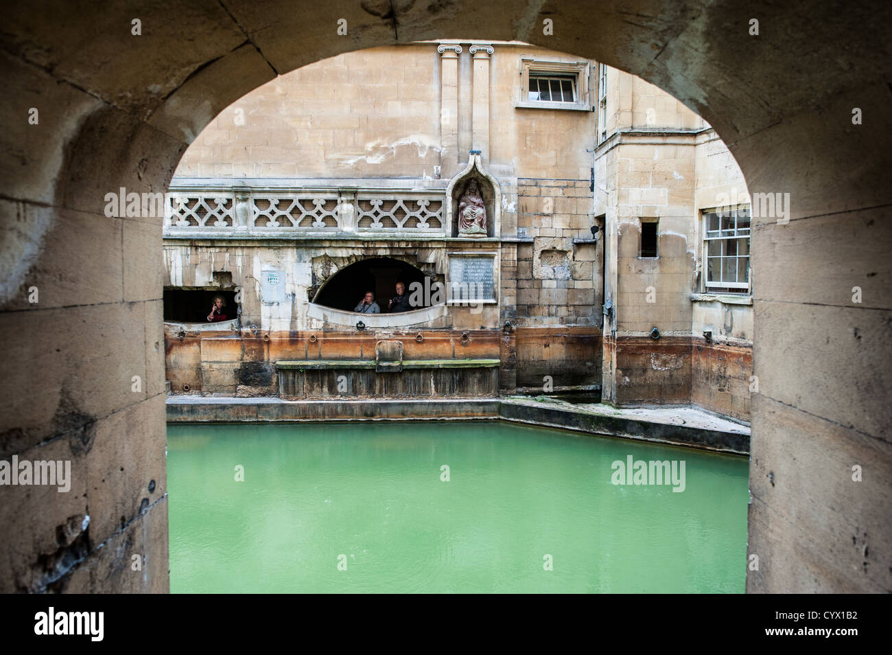 Einen teilweisen Blick auf den historischen Roman Baths in Bath, Somerset. Stockfoto