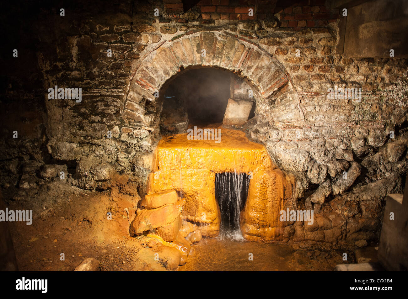 Eine ausgegrabene Teil einige ursprüngliche Wasserlauf Leitungen unterhalb der historischen römischen Bäder in Bath, Somerset, UK. Stockfoto