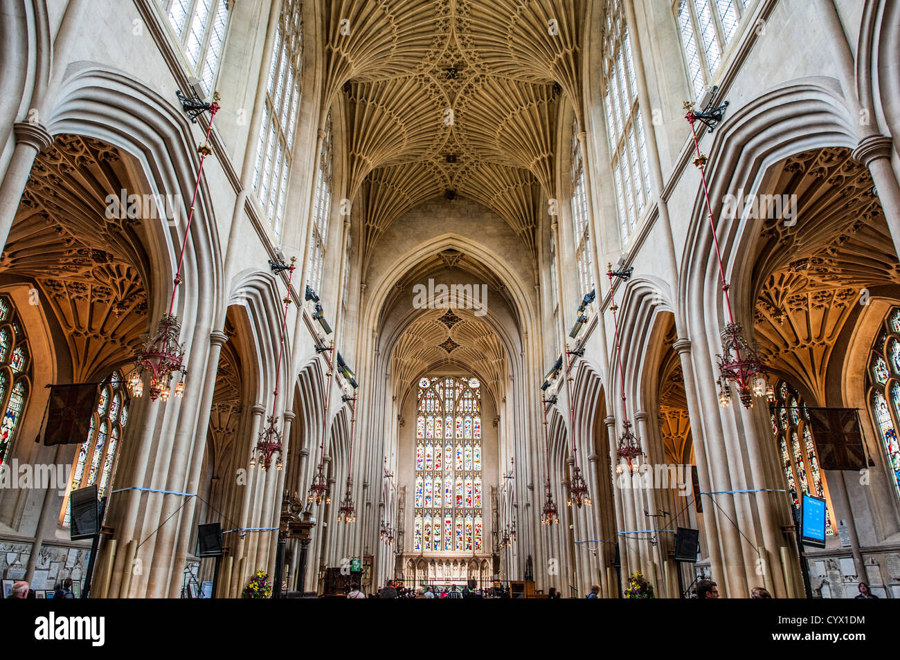 Blick auf das Schiff der Abteikirche von Bath auf dem Altar. Bath Abbey (formal der Abtei Kirche des Heiligen Petrus und Paulus) ist eine anglikanische Kathedrale in Bath, Somerset, England. Es wurde im 7. Jahrhundert gegründet und in der 12. und 16. Jahrhundert wieder aufgebaut. Stockfoto