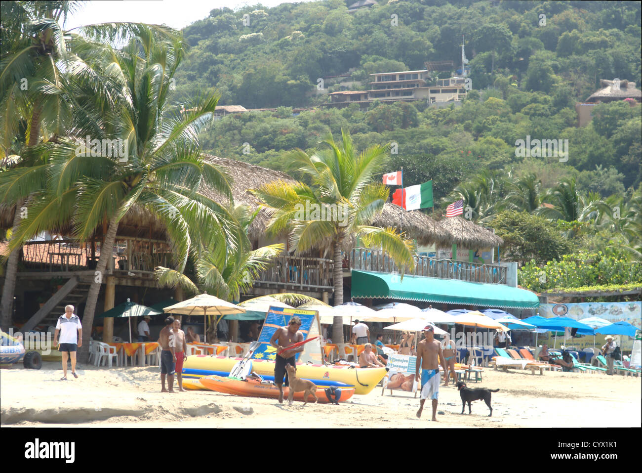 Am Strand Cafés und Palapas, Zihuatanejo Stockfoto