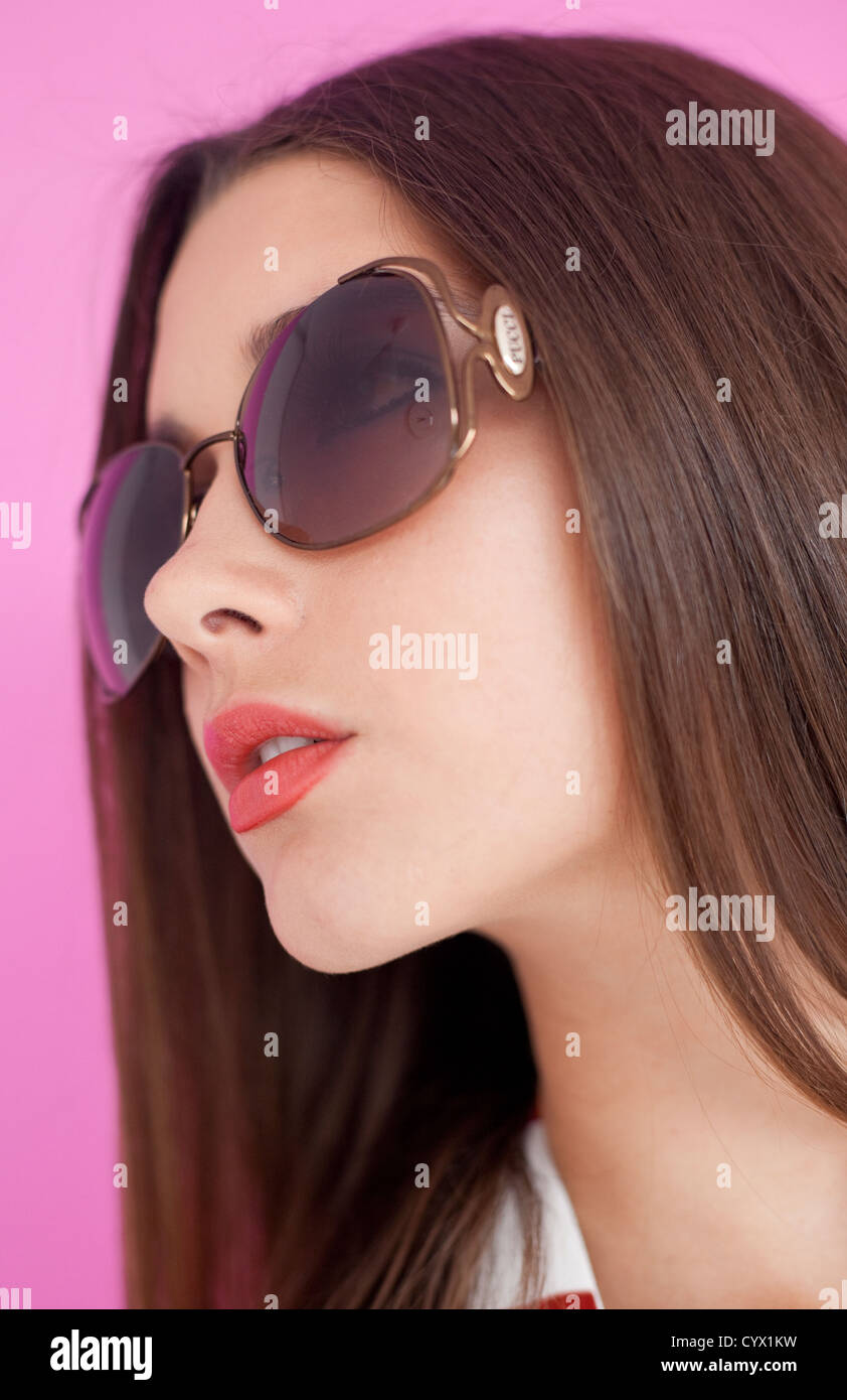 Kopfschuss-Porträt einer schönen jungen Frau mit Sonnenbrille. Stockfoto
