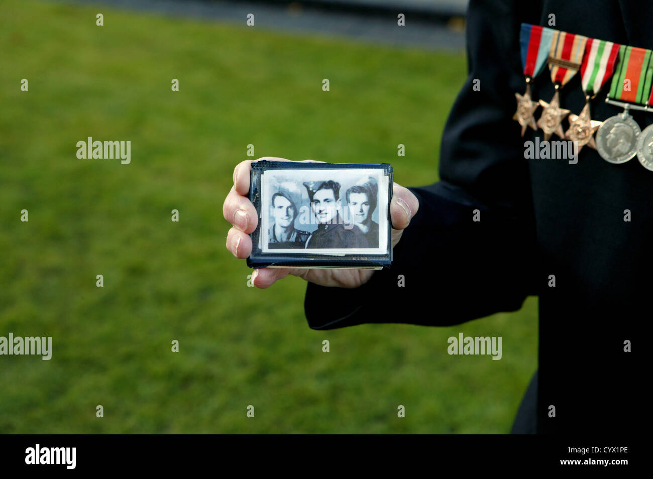 Roland Todd, zeigt ein Bild von ihm und seiner Brüder, die alle im