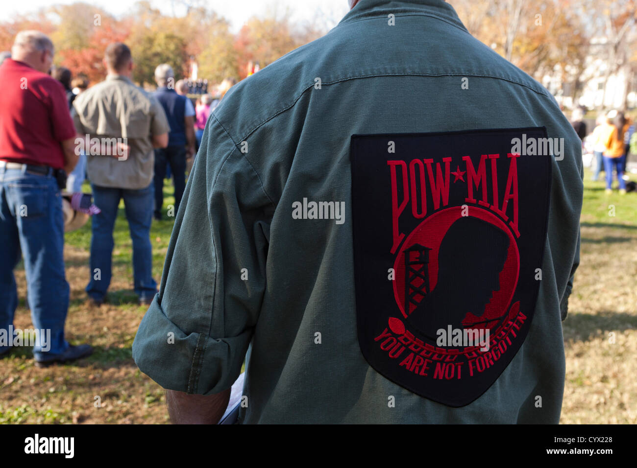 November 11, 2012: A Vietnam Veteran sporting ein großes POW MIA Patch auf der Rückseite seines Vietnamkriegs combat Uniform steht an Aufmerksamkeit an der Vietnam War Memorial - Washington, DC, USA Stockfoto