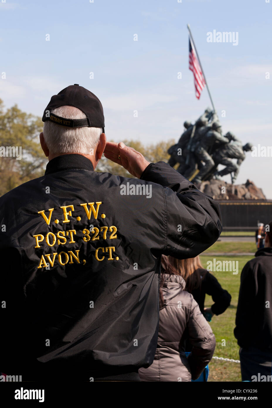 10. November 2012: Während der Veterans Day feiern, grüßt eine Veteran der US Marine Corps die Flagge vor Iwo Jima War Memorial, Washington, DC USA Stockfoto