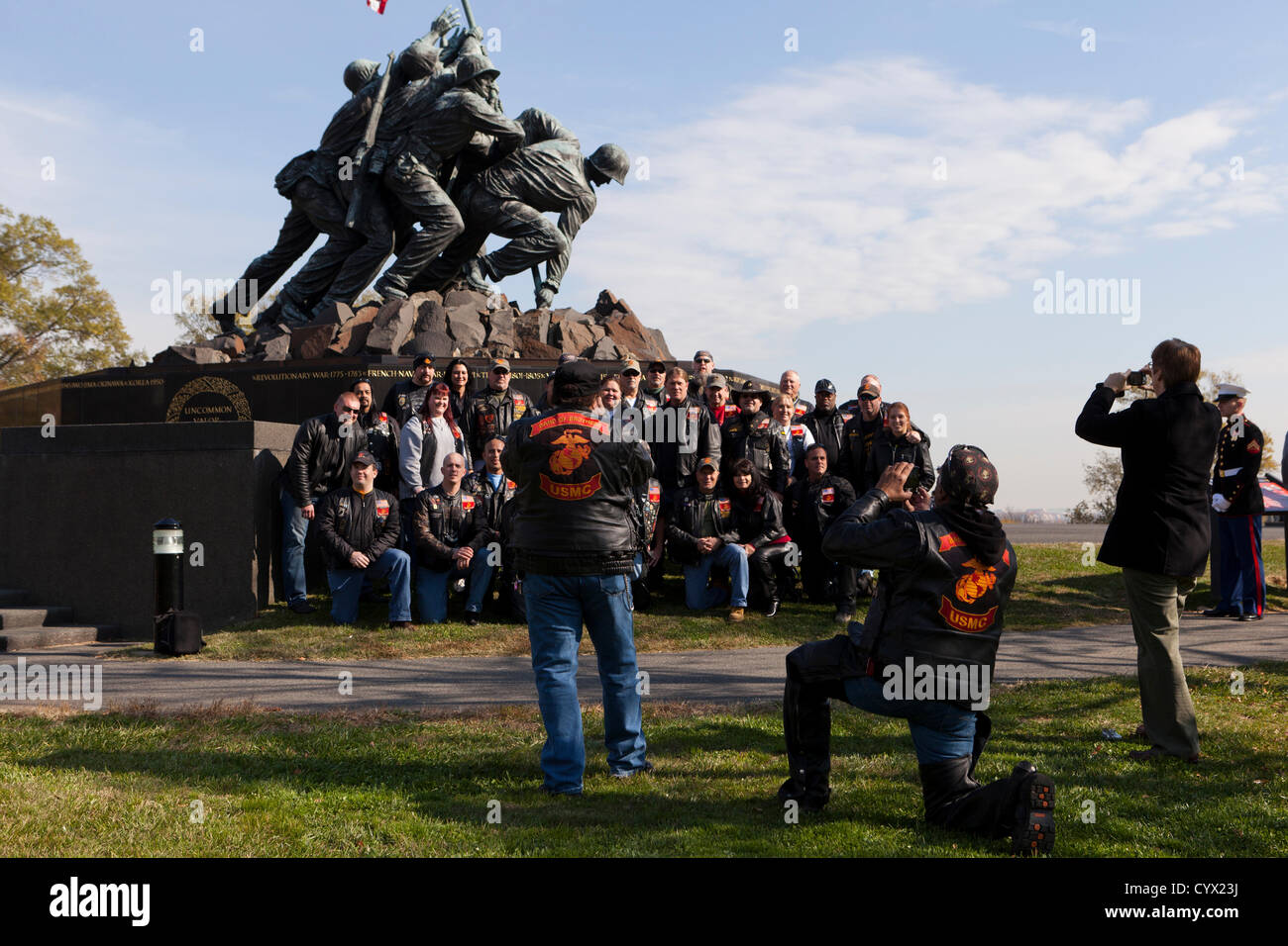 10. November 2012: Während der Veterans Day feiern, Mitglieder der Band der Brüder USMC Motorrad Reitverein, posieren für ein Gruppenbild vor Iwo Jima War Memorial - Washington, DC USA Stockfoto