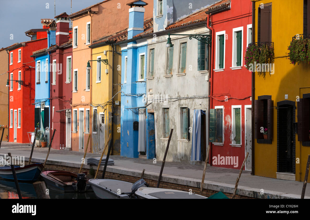 Die typischen leuchtenden Farben der Häuser in Burano, Venedig Stockfoto