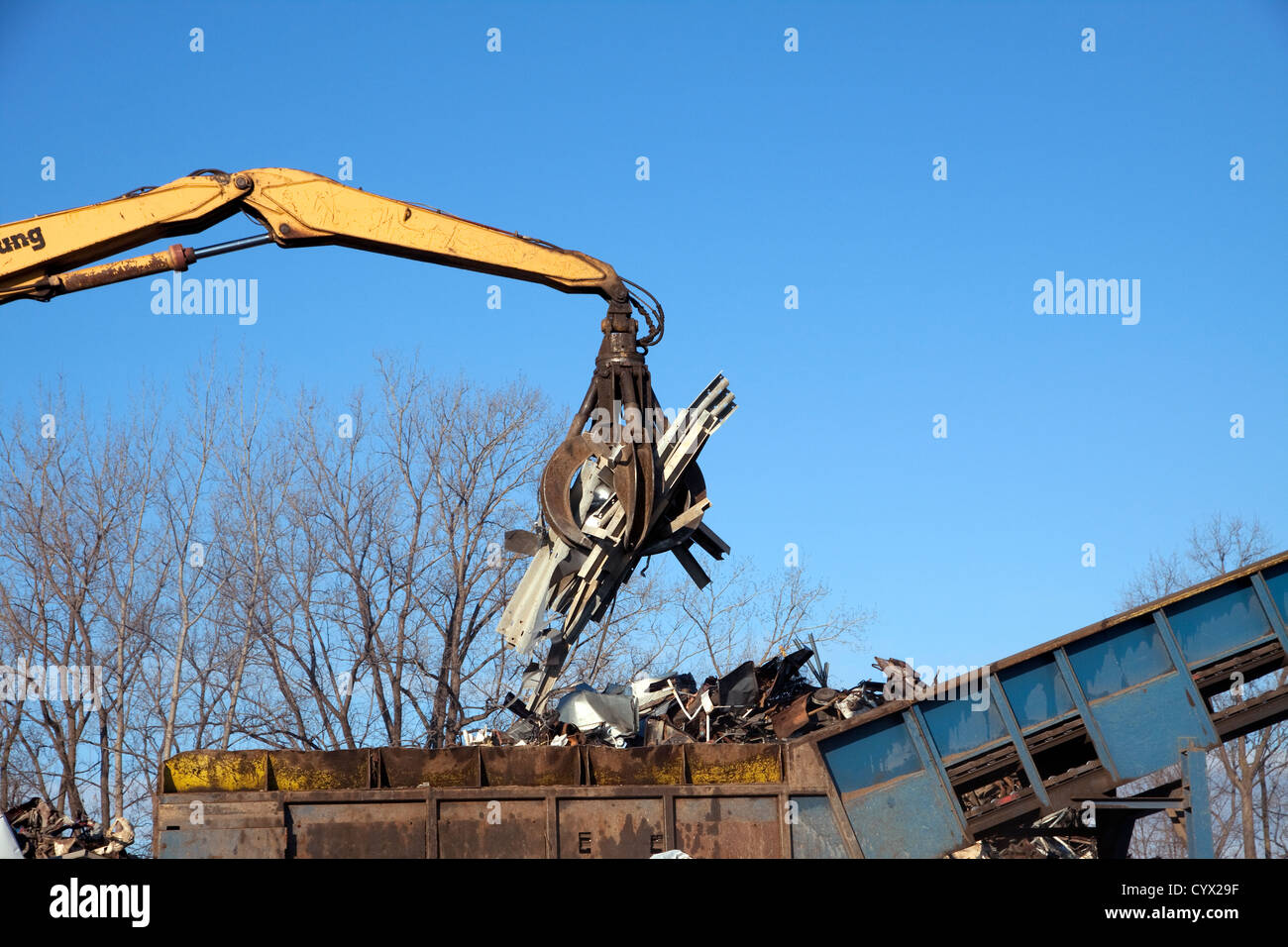 Ablegen von Metallgegenständen in Schredder an Metall Recycling Anlage E USA Kran zu kämpfen Stockfoto