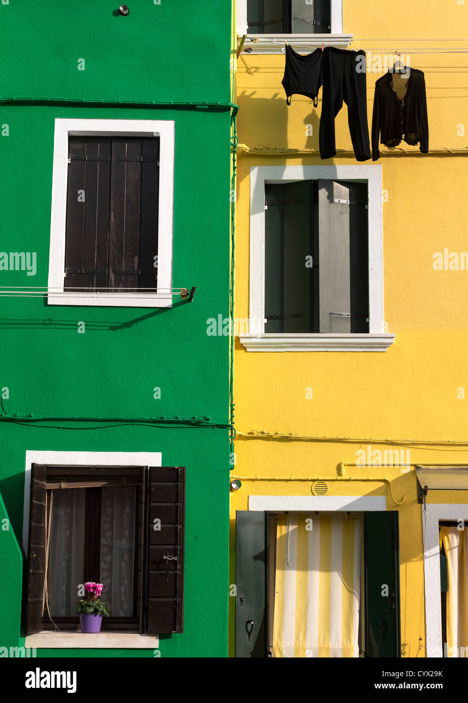 Burano Häuser in in der Regel helle und kontrastreiche Farben, in diesem Fall Erbsen-Grün und Zitronen-gelb lackiert Stockfoto