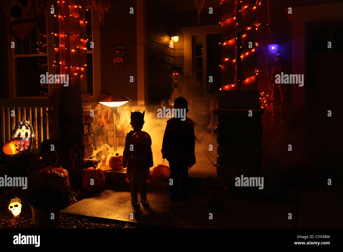 Zwei Kinder Süßes oder Saures Halloween-Nacht. Stockfoto