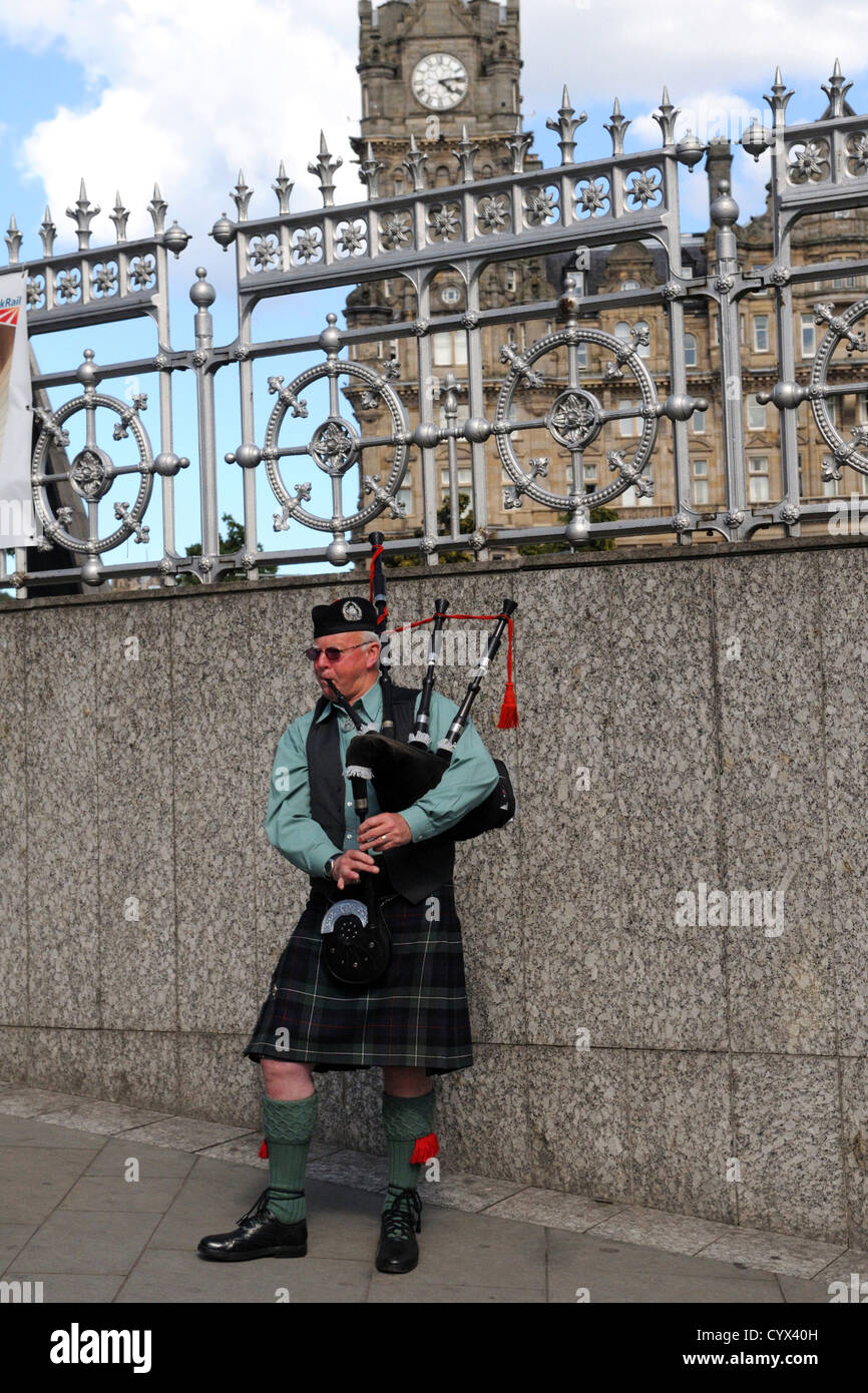 Dudelsack Straßenmusiker auf der Waverly Bridge, Edinburgh, Stockfoto