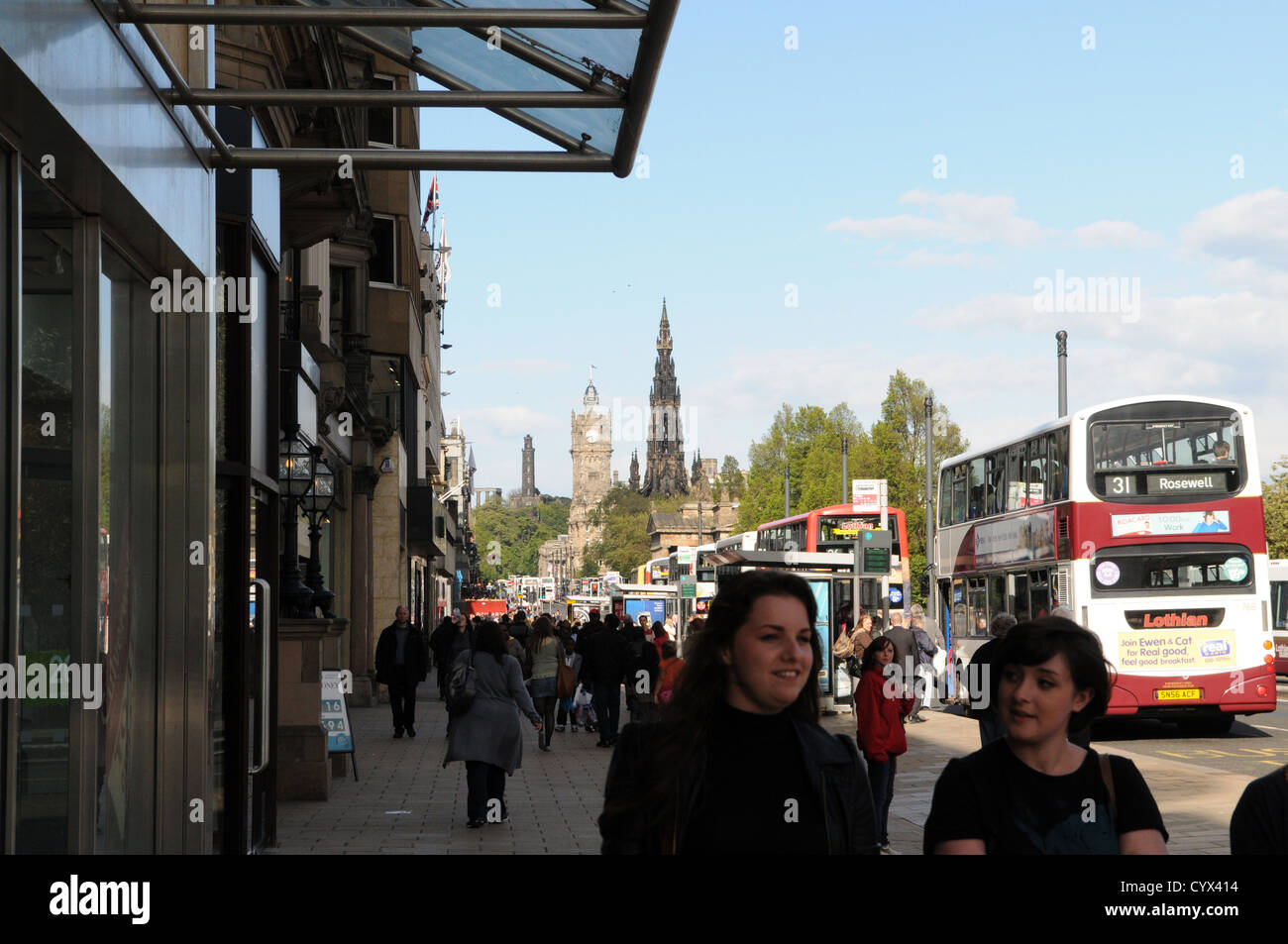 Ein typisches Souvenir shop in der malerischen Princess Street, Edinburgh, Schottland Stockfoto