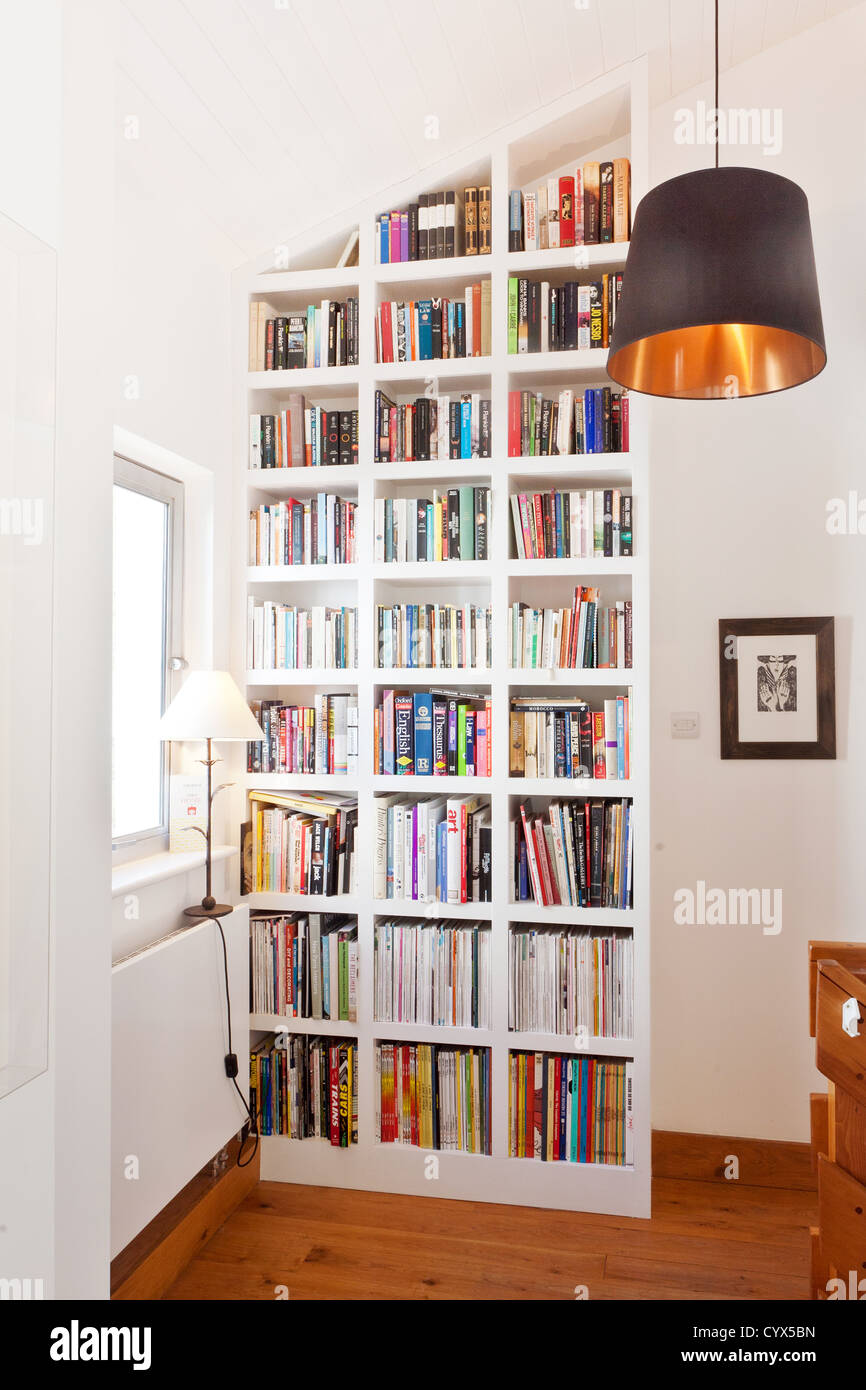 Landung und Bücherregal in modernen Haus Stockfoto