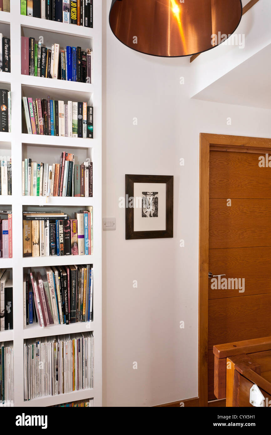 Landung und Bücherregal in modernen Haus. Stockfoto