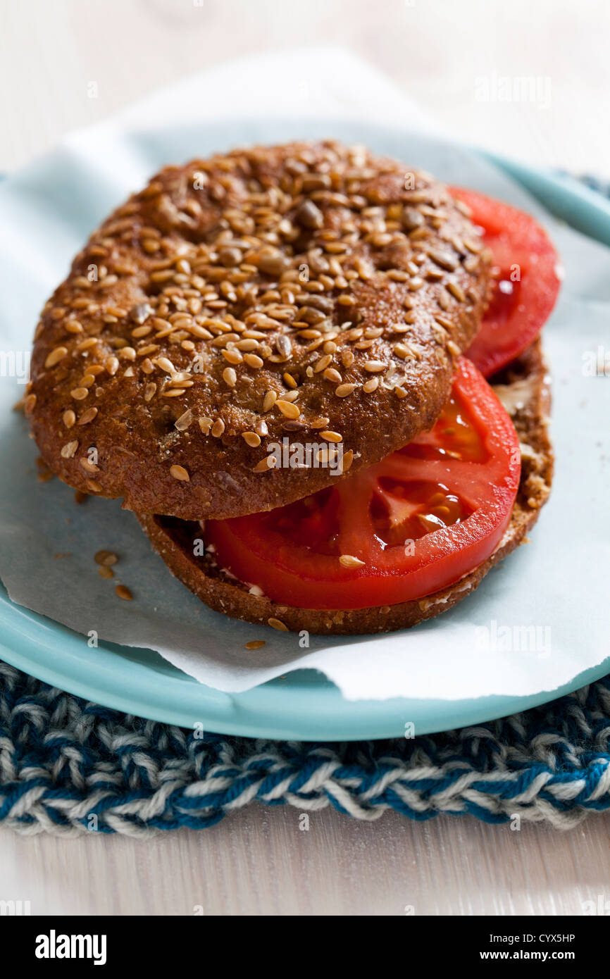 Nahaufnahme von gesunden Tomaten Korn Brot Sandwich auf Platte Stockfoto