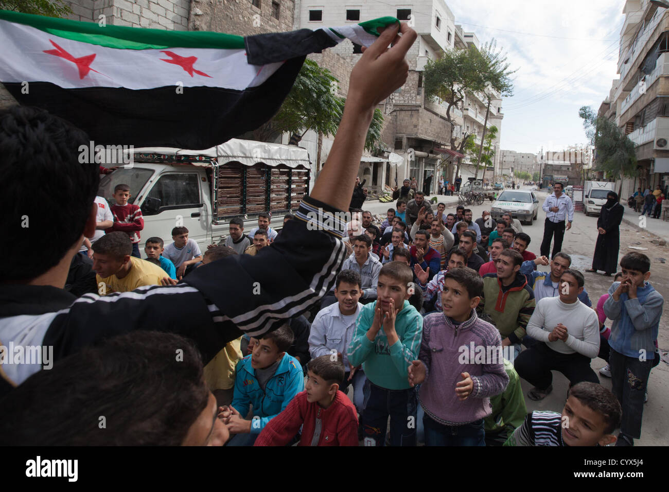 Syrien: Mitmachen in einem Anti-Assad Straße Protest in Maade. Syrische Armee Mitglieder kostenlos zur Verfügung gestellt Schutz und Unterstützung. Stockfoto