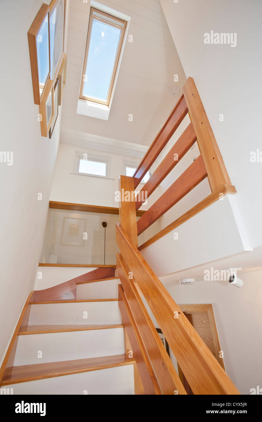 Weiße inländischen Treppenhaus in modernen Haus Stockfoto
