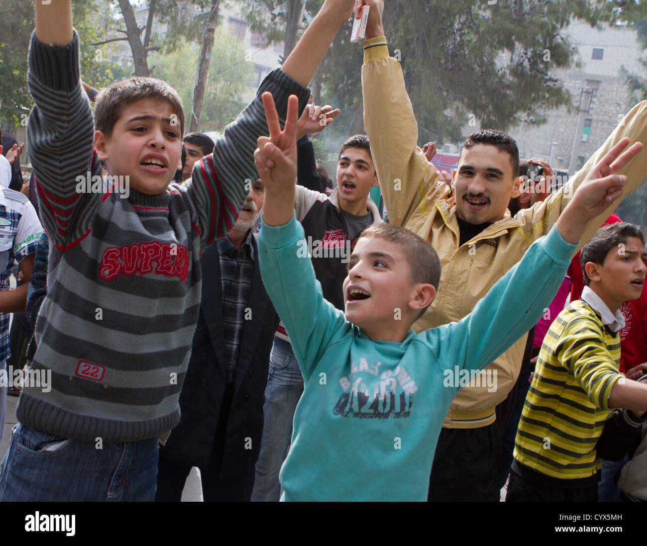Mitmachen in einem Anti-Assad Straße Protest in Maade. Syrische Armee Mitglieder kostenlos zur Verfügung gestellt Schutz und Unterstützung. Stockfoto