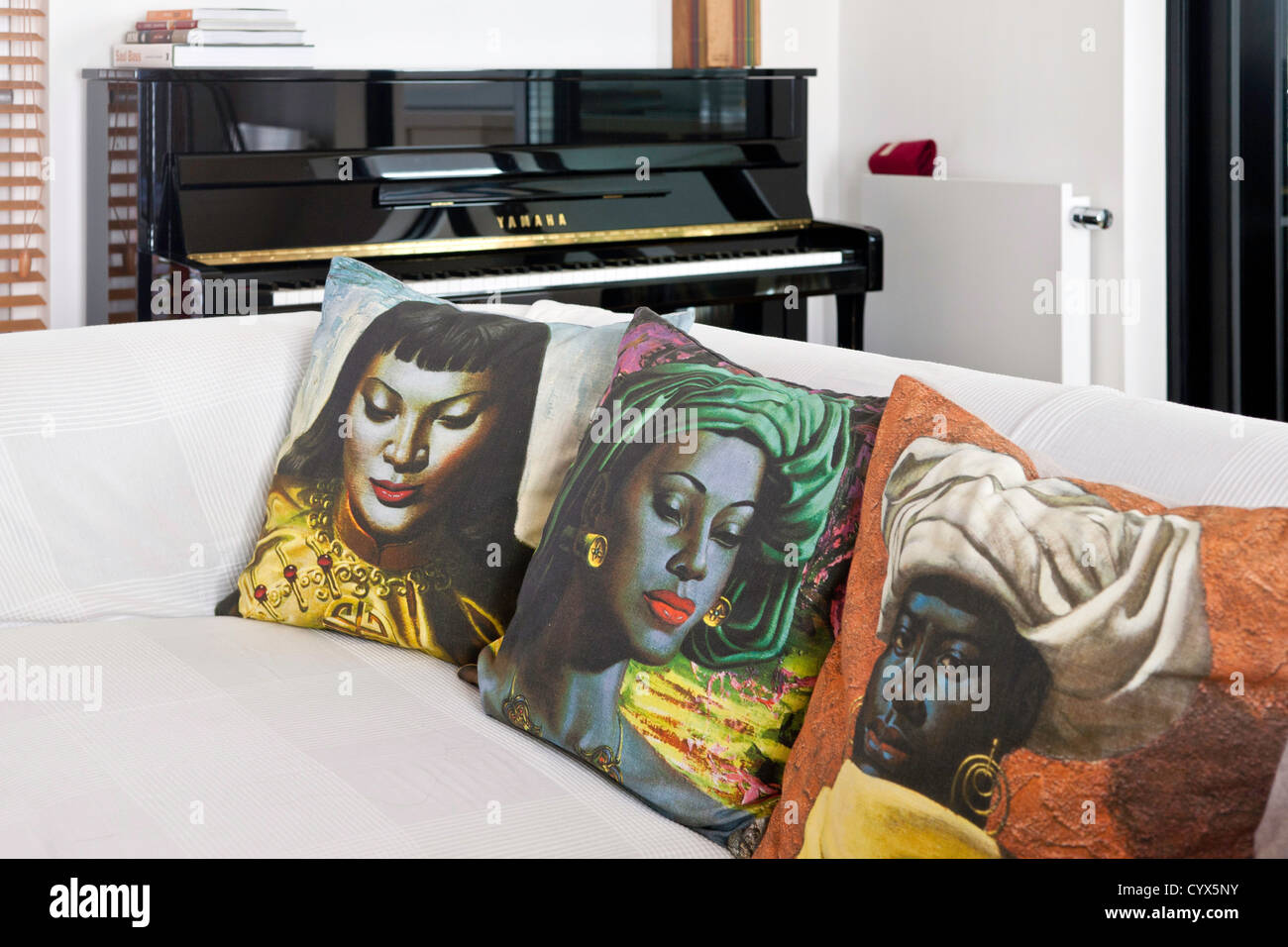 Klavier und Kissen in modernen Haus Stockfoto