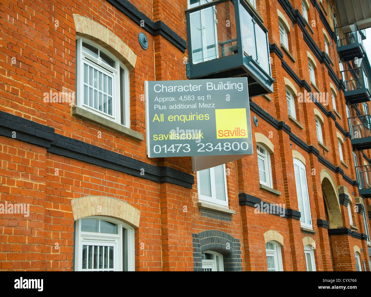 Savills Immobilienmakler Zeichen konvertiert am Ufer Industriecharakter Gebäude Ipswich Wet Dock, Suffolk, England Stockfoto